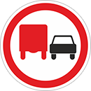 Дорожный знак «Обгон грузовым автомобилям запрещен»