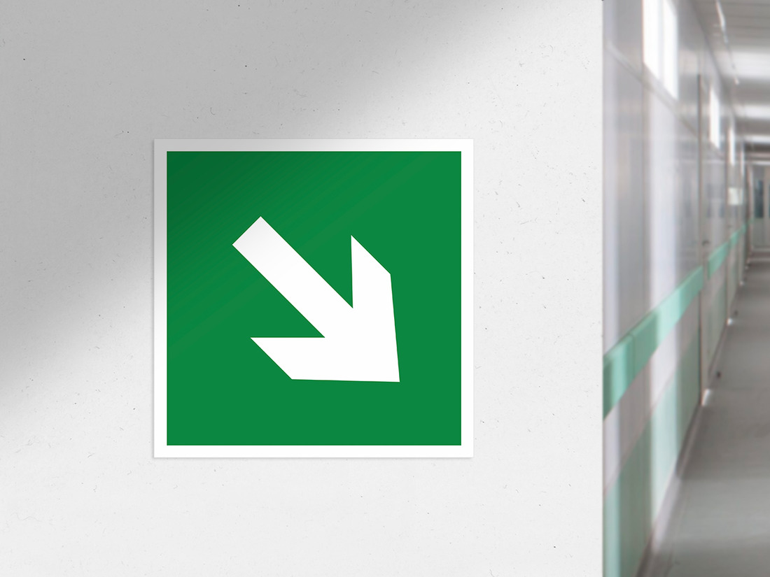 Эвакуационный знак направляющая стрелка. Знаки пожарной безопасности направляющая стрелка. Направляющая стрелка под углом 45 где размещают. Направляющая стрелка под углом 45 градусов знак. Знак направляющая стрелка под углом 45.