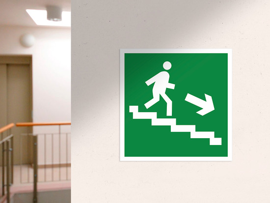 Направление к эвакуационному выходу по лестнице вн
