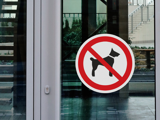Знак запрещается вход с животными