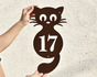 Табличка с номером дома в форме котика