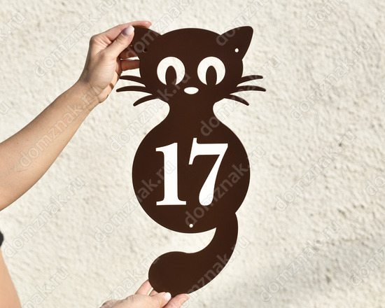 Табличка с номером дома в форме котика