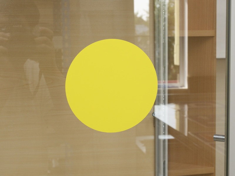 Что значит желтый круг. Круги для слабовидящих на дверь. Желтый круг для слабовидящих на стеклянные двери. Круг на стеклянную дверь. Желтая наклейка на дверь для слабовидящих.