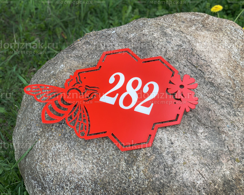 Винтажная табличка на дом в красном цвете